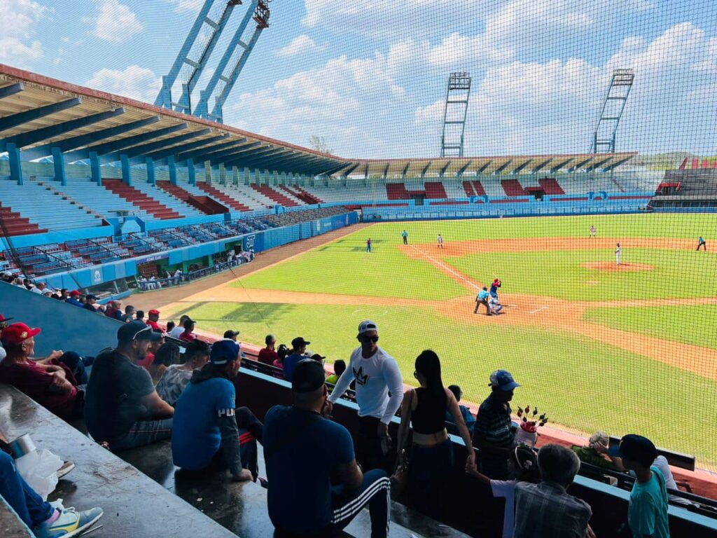 beisbol:-cierran-parte-de-las-gradas-del-estadio-de-holguin-por-peligro-de-colapso-en-torres-de-alumbrado