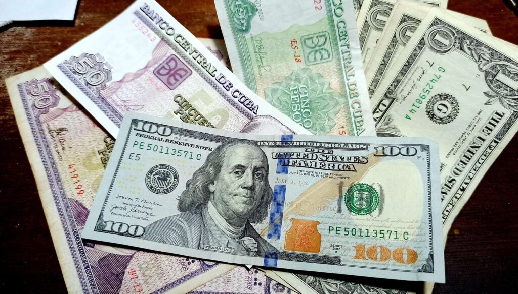 dolar-estadounidense-sigue-a-la-baja-en-el-mercado-informal-cubano