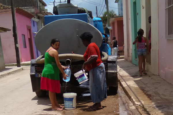 unos-700.000-cubanos-no-reciben-agua-a-diario-por-los-cortes-de-electricidad