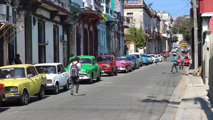 long-gas-lines-return-to-service-stations-in-cuba