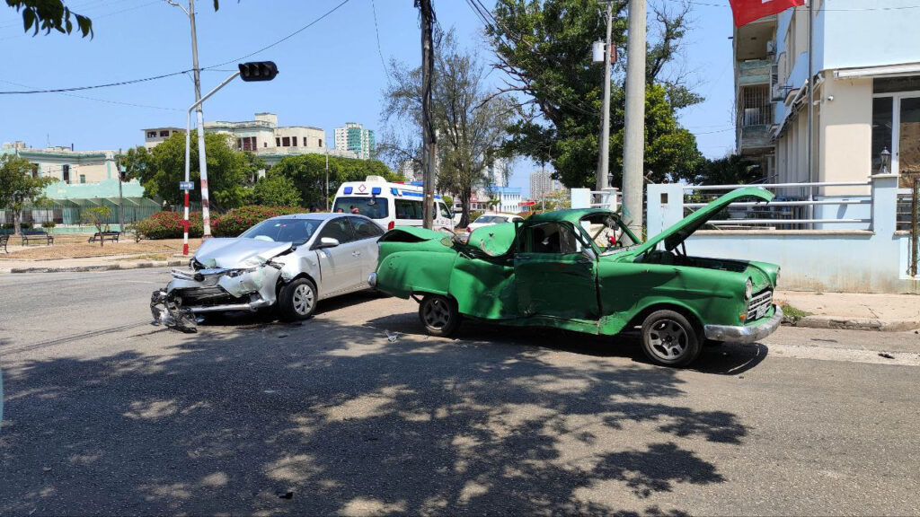 a-blackout-once-again-causes-a-crash-at-a-dangerous-corner-in-havana