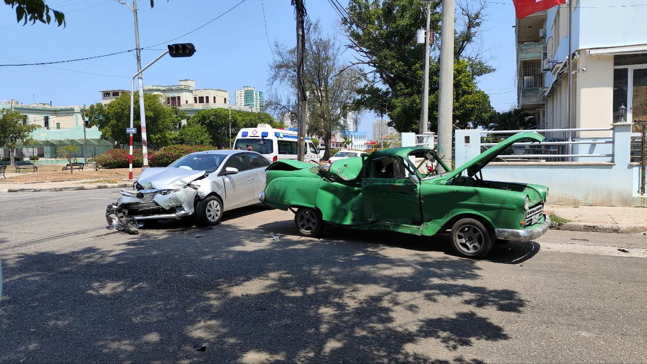 a-blackout-once-again-causes-a-crash-at-a-dangerous-corner-in-havana