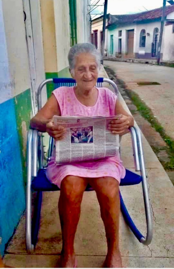 reading-the-newspaper,-villa-clara,-cuba-–-photo-of-the-day