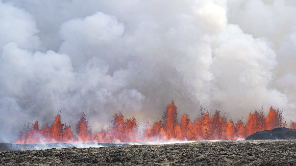 lava-de-50-metros-de-altura:-volcan-islandes-erupciona-por-quinta-ocasion-en-los-ultimos-seis-meses-(+-video)