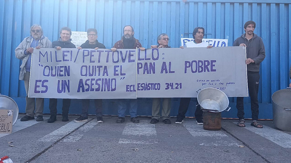 curas-argentinos-anuncian-huelga-de-hambre-por-toneladas-de-alimentos-retenidos-por-el-gobierno-de-milei