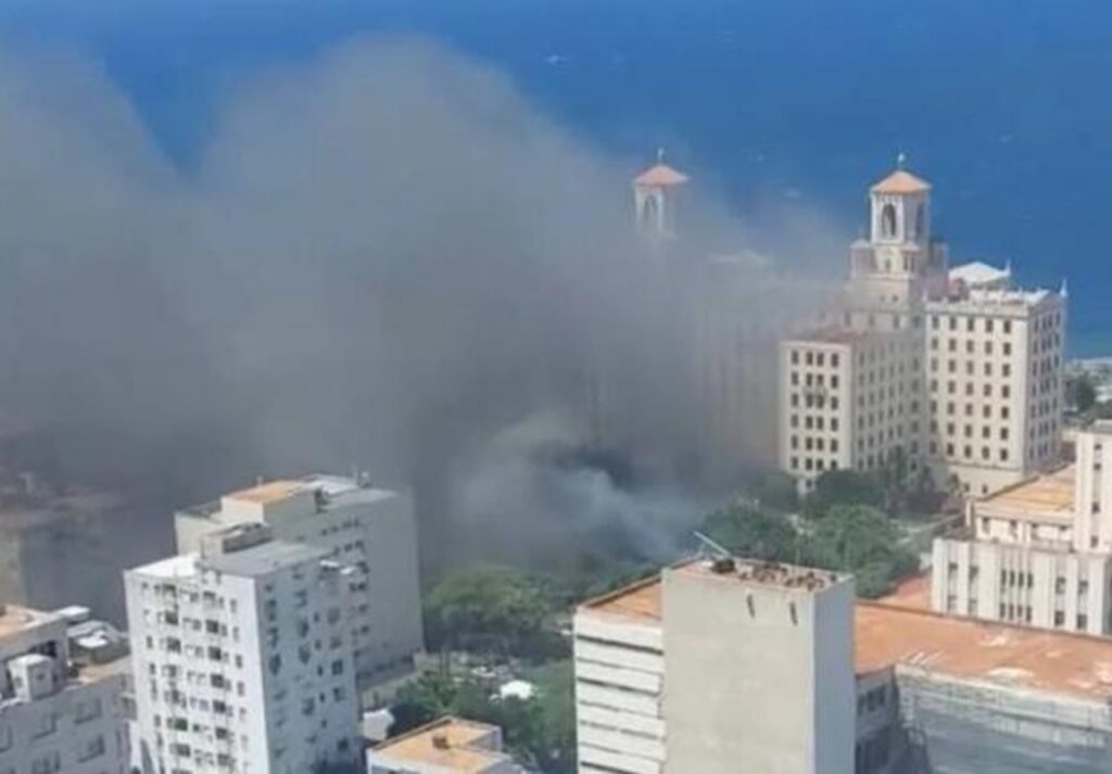 incendio-en-el-exterior-del-hotel-nacional-no-causo-victimas-ni-danos-en-la-instalacion,-segun-directivos