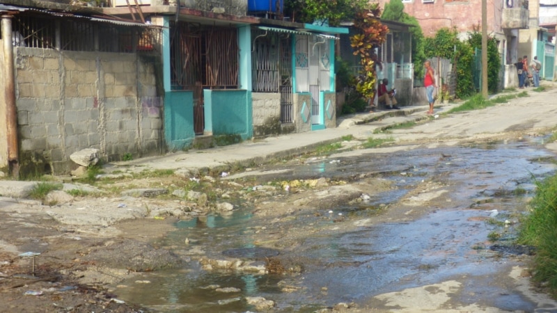 “todo-se-queda-en-promesas”:-cubanos-lamentan-la-escasez-de-agua-y-el-aumento-de-los-salideros