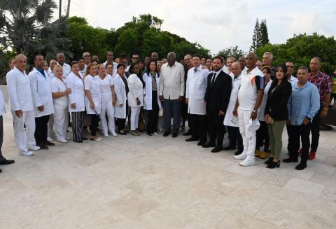 valdes-mesa-met-with-cuban-aid-workers-in-antigua-and-barbuda