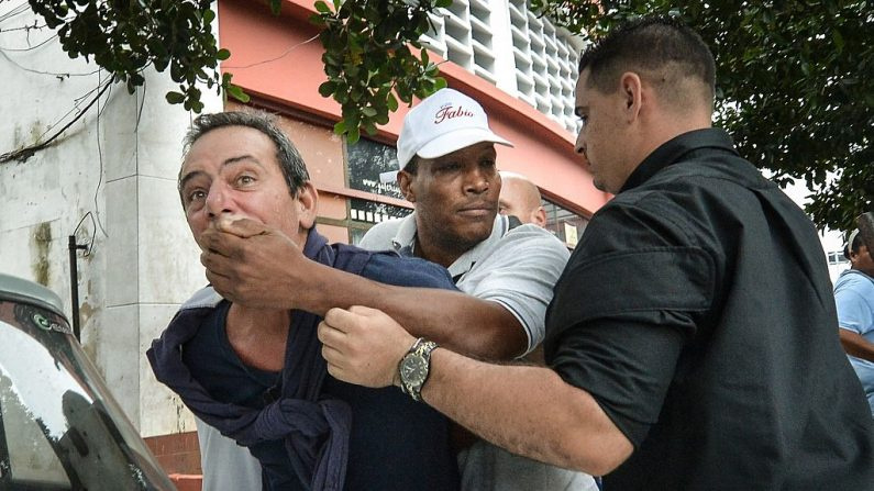 cuban-reporter-lazaro-yuri-valle-roca-arrives-in-miami-after-a-forced-exit