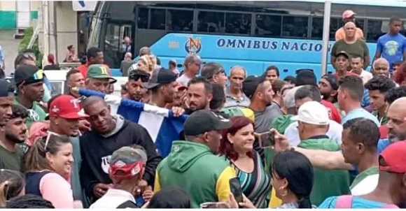 reciben-en-pinar-del-rio-a-vegueros-tras-clasificacion-a-postemporada-del-beisbol-cubano