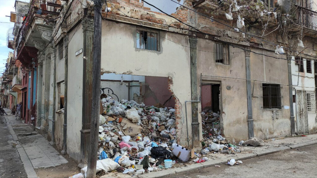 with-a-house-full-of-garbage-in-the-heart-of-the-capital,-havana-breaks-records-for-unhealthiness