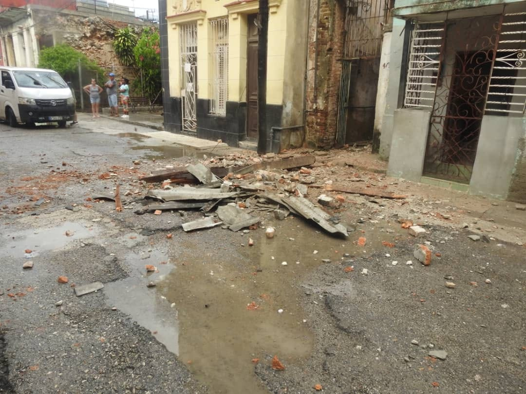 the-rains-cause-a-building-collapse-and-more-blackouts-in-havana