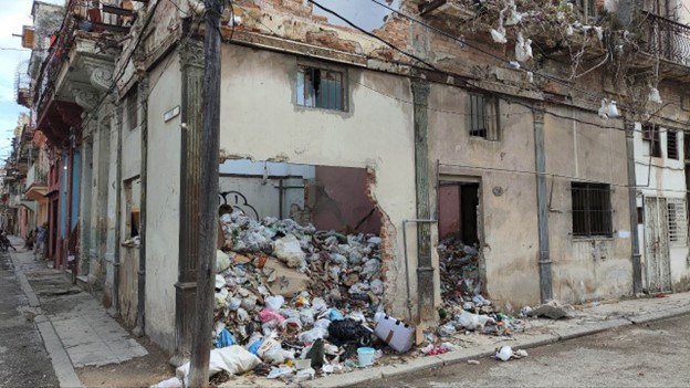 a-house-full-of-garbage-in-the-heart-of-old-havana