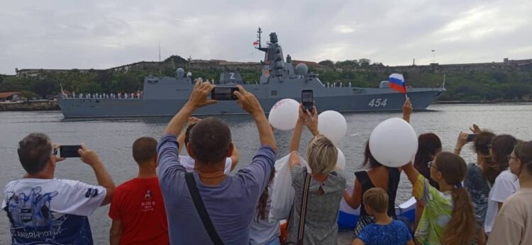 russian-warships-draw-attention-of-havana-citizens