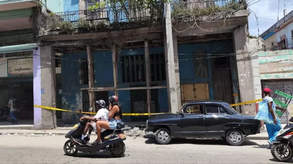 a-woman-injured-in-a-building-collapse-on-the-lethal-stretch-of-a-street-in-havana