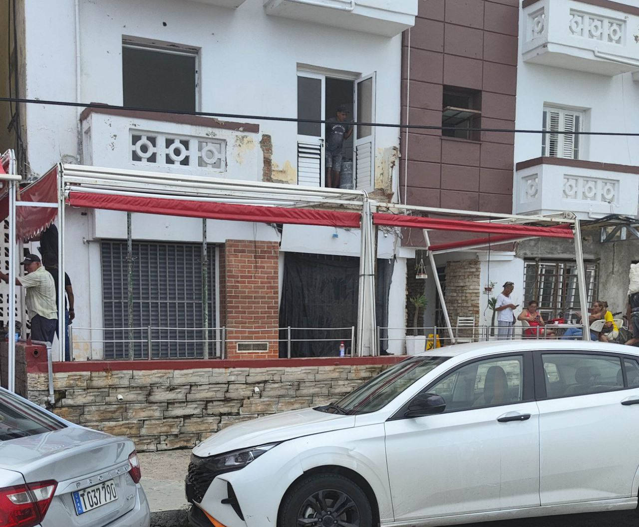 a-balcony-falls-onto-a-cafe-in-vedado,-part-of-a-wave-of-recent-collapses