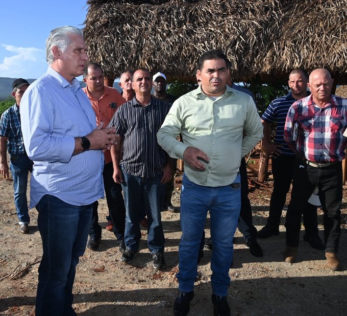 diaz-canel-en-los-campos-al-norte-de-pinar-del-rio