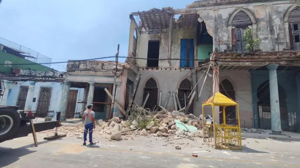 a-once-elegant-19th-century-home-collapses-in-havana