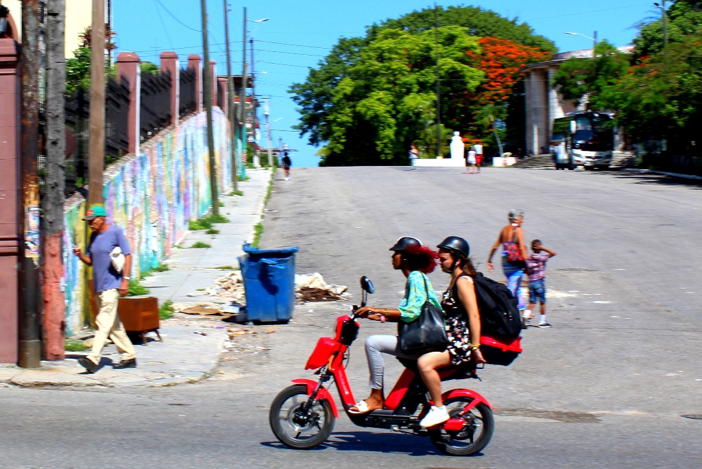 electric-motorcycles-&-motor-bicycles-on-havana’s-streets