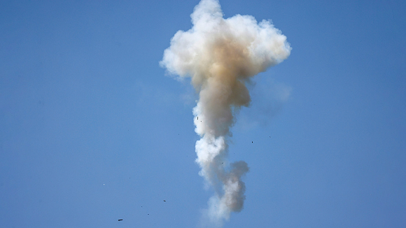 hezbola-responde-ante-asesinato-de-alto-comandante:-lanza-200-cohetes-y-enjambre-de-drones-con-explosivos-contra-bases-de-israel