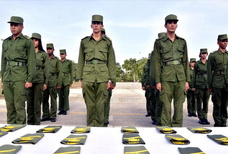 reciben-su-charretera-nuevos-cadetes-en-holguin