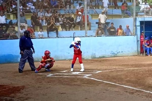 trabajoso-debut-para-las-criollitas-en-torneo-de-softbol