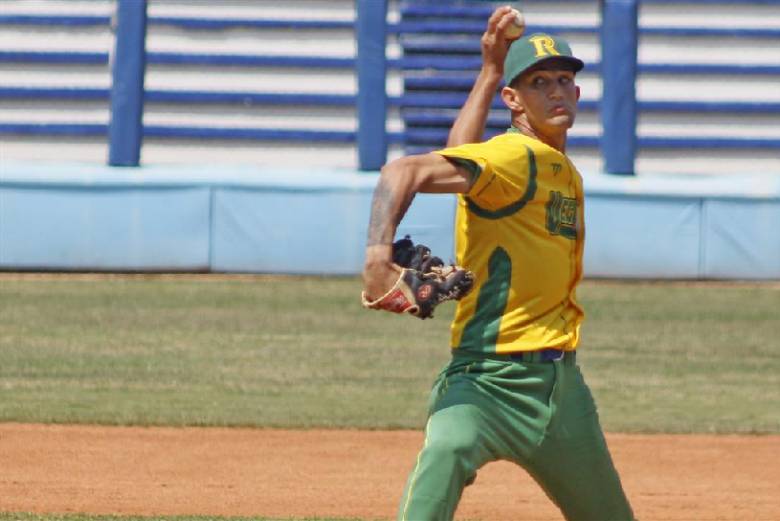 vegueros-golpea-primero-en-semifinal-del-beisbol-cubano