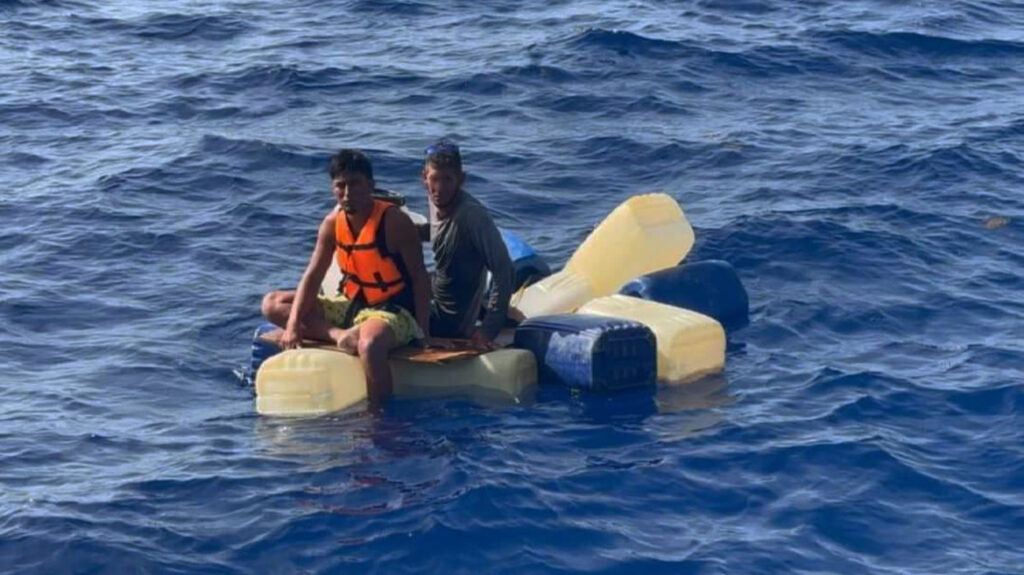 the-mexican-navy-rescues-two-cubans-who-were-floating-on-a-board