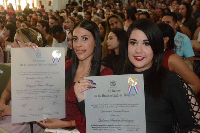 gradua-universidad-de-holguin-a-nuevos-profesionales