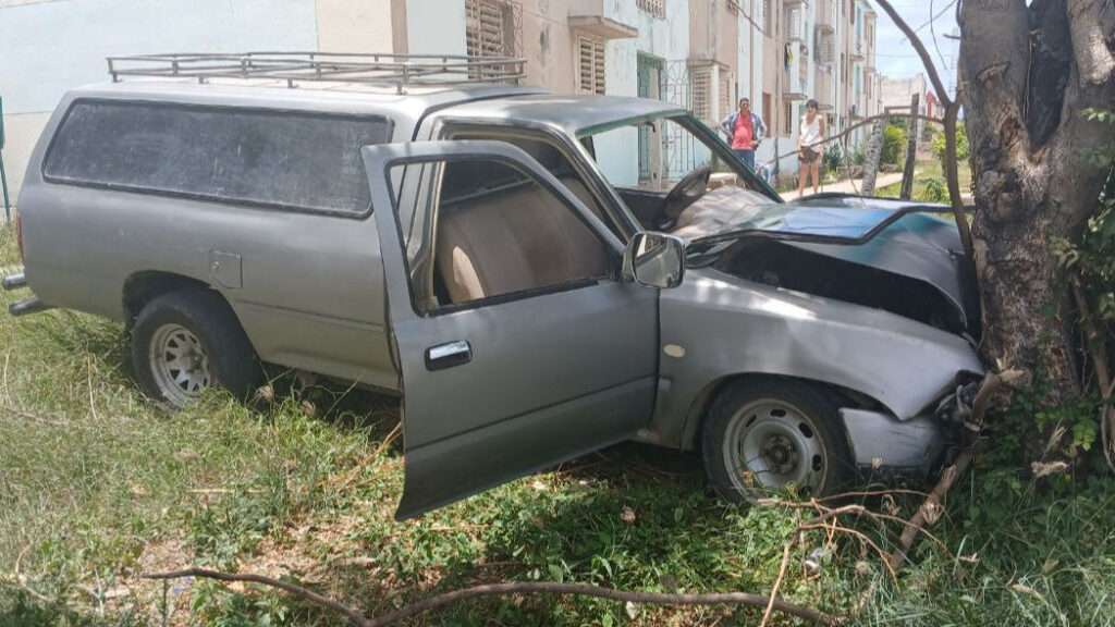 one-of-the-few-hearses-still-in-operation-in-cuba-crashes