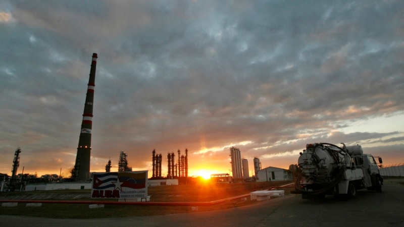 rusia-estudia-construir-una-refineria-de-petroleo-en-cuba,-segun-tass