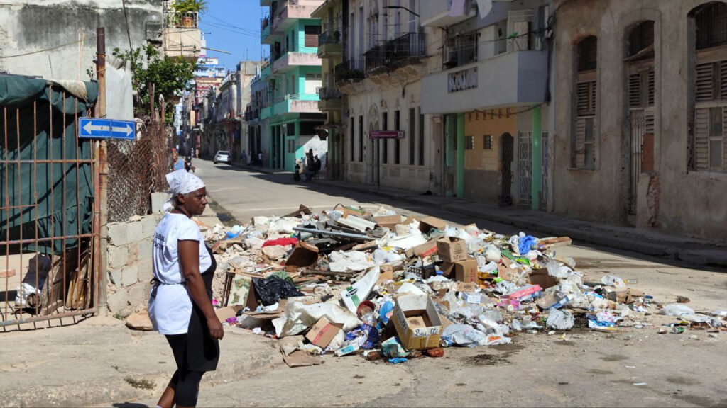 surveillance,-reluctance-and-the-omnipresent-garbage-overshadow-the-celebration-of-july-26-in-cuba