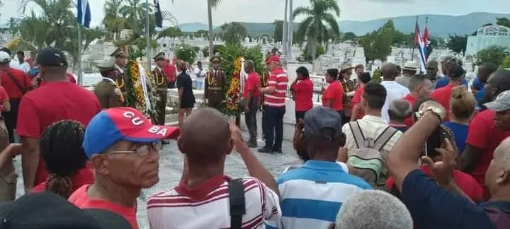 envian-raul-castro-y-diaz-canel-ofrendas-florales-en-homenaje-a-frank-pais