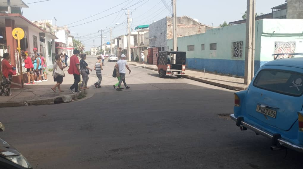 in-cienfuegos,-motor-scooter-and-tricycle-owners-take-advantage-of-the-lack-of-public-transport