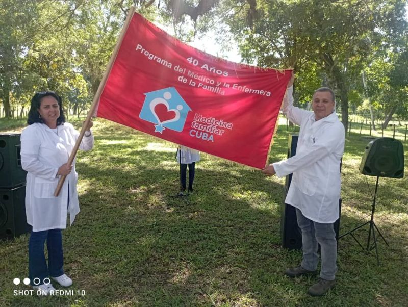 en-holguin-bandera-del-programa-del-medico-y-enfermera-de-la-familia