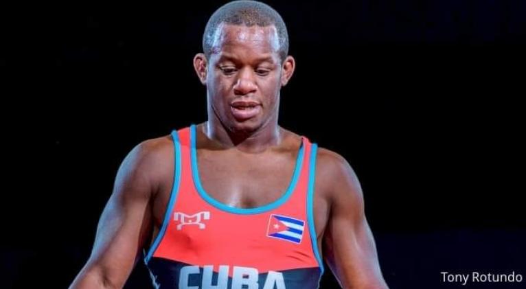 cuban-wrestler-geandry-garzon-debuts-with-setback-in-paris-2024