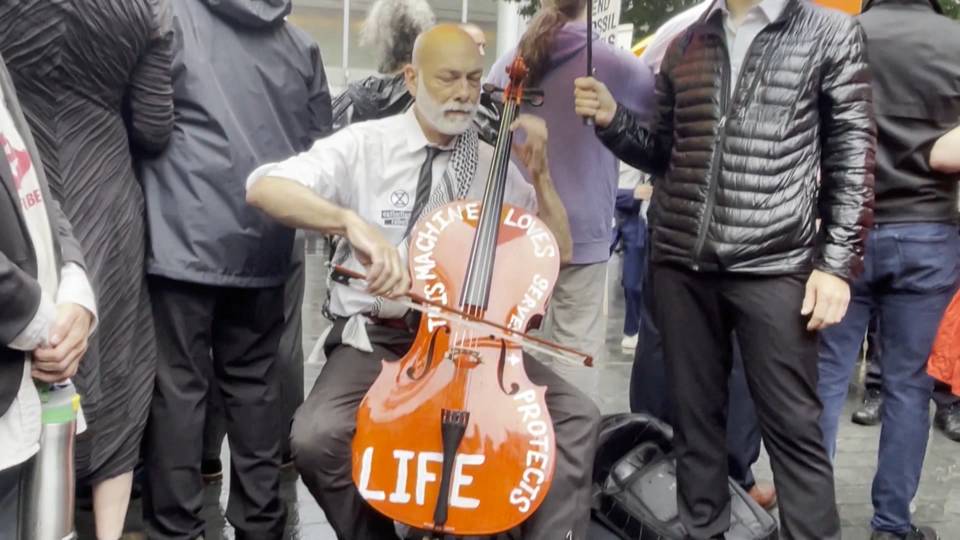 climate-activist-arrested-as-he-was-performing-bach-piece-in-a-nyc-plaza