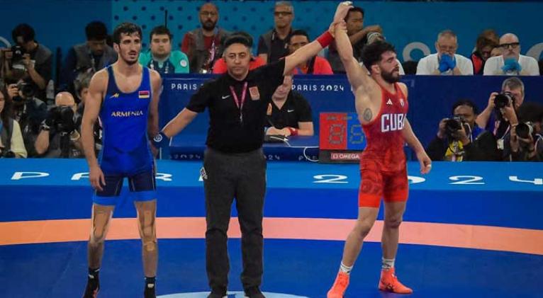 cuban-president-congratulates-greco-roman-wrestler-luis-a.-orta-for-bronze-medal-at-paris