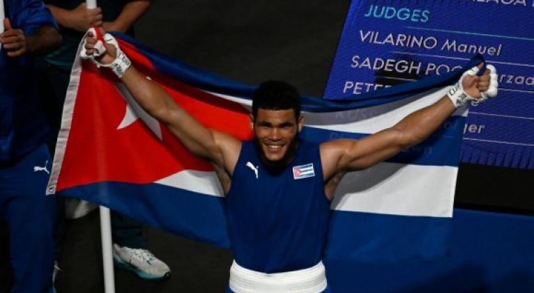 cuban-president-talks-with-boxer-erislandy-alvarez