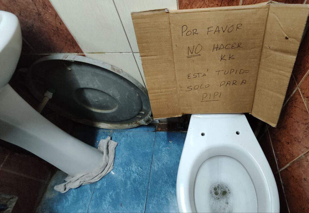 eight-hours-without-going-to-the-bathroom,-the-daily-ordeal-of-girls-in-cuban-schools