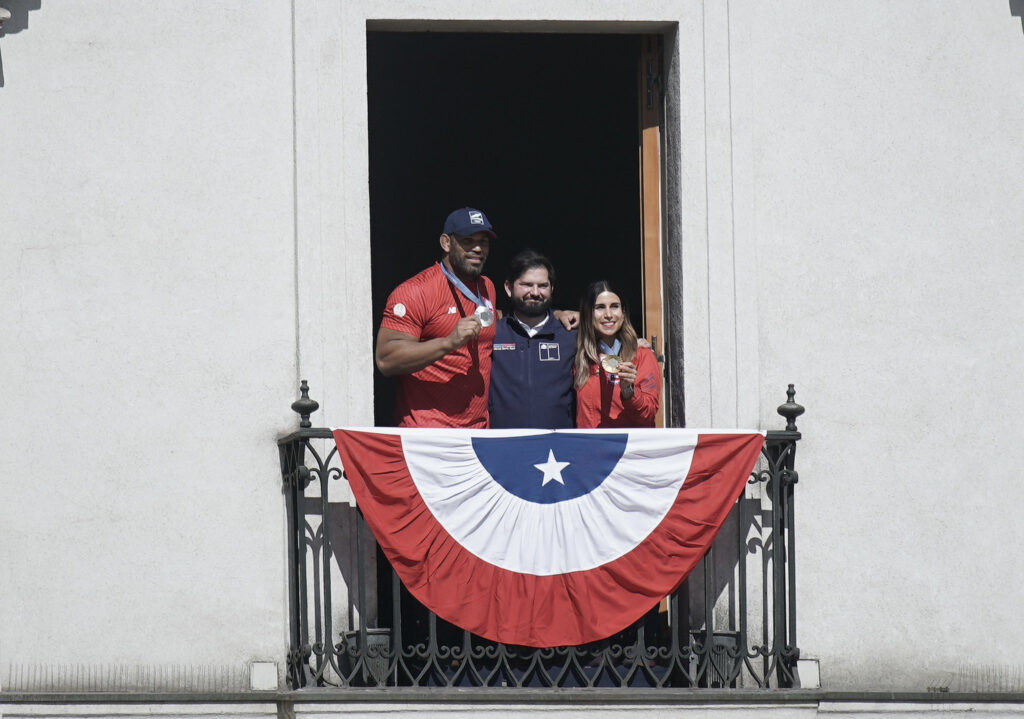 ‘i-wanted-to-give-chile-a-medal,’-says-cuban-yasmani-acosta-when-he-was-received-by-president-boric