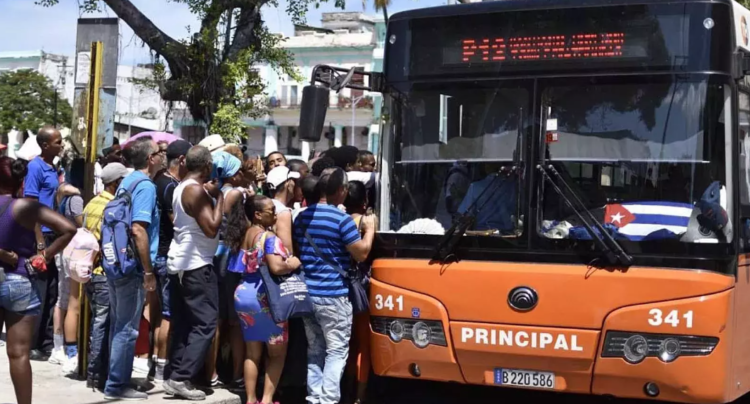 crisis-del-transporte-publico-en-cuba:-casi-50-millones-de-pasajeros-menos-que-en-2023