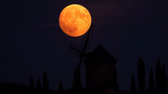 la-superluna-del-esturion:-cuando-es,-donde-verla-y-por-que-se-denomina-asi