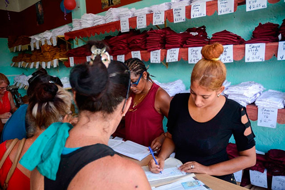 sancti-spiritus:-descosidos-en-la-venta-de-uniformes-(+video)