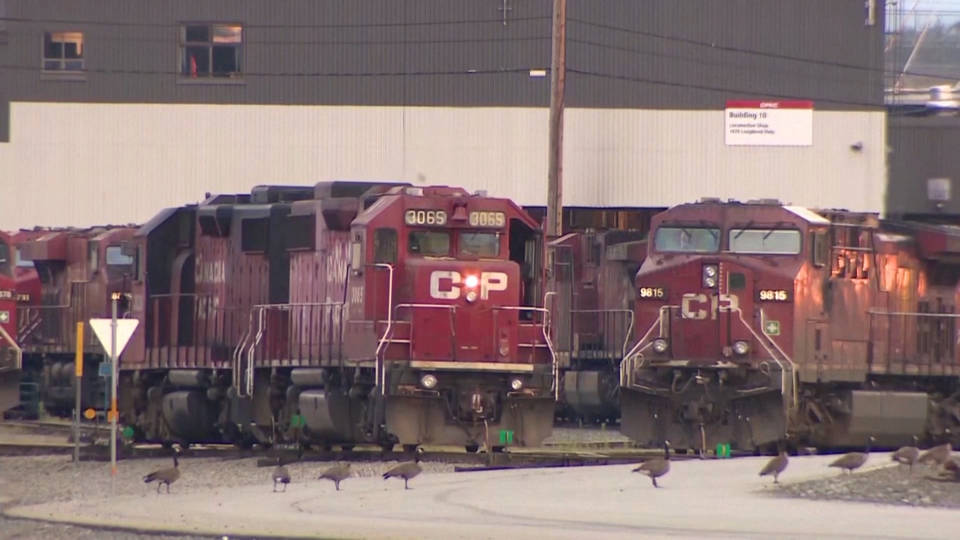 canada’s-two-main-rail-freight-companies-shut-down,-locking-out-10,000-workers