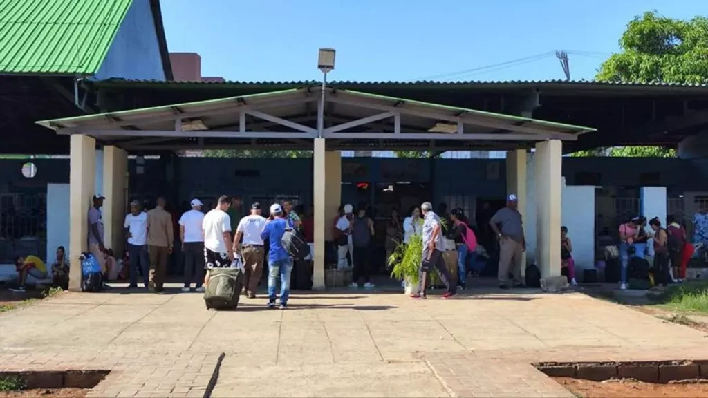 the-‘buquenques’-decide-who-travels-at-the-villanueva-terminal-in-havana