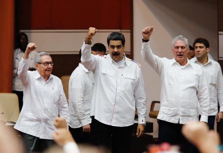 “alta-vocacion-de-paz”:-diaz-canel-se-deshace-en-elogios-hacia-maduro-en-cumbre-alba