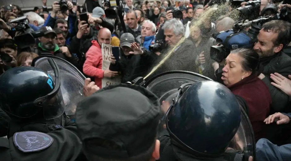 reprime-policia-argentina-protesta-de-jubilados-en-buenos-aires