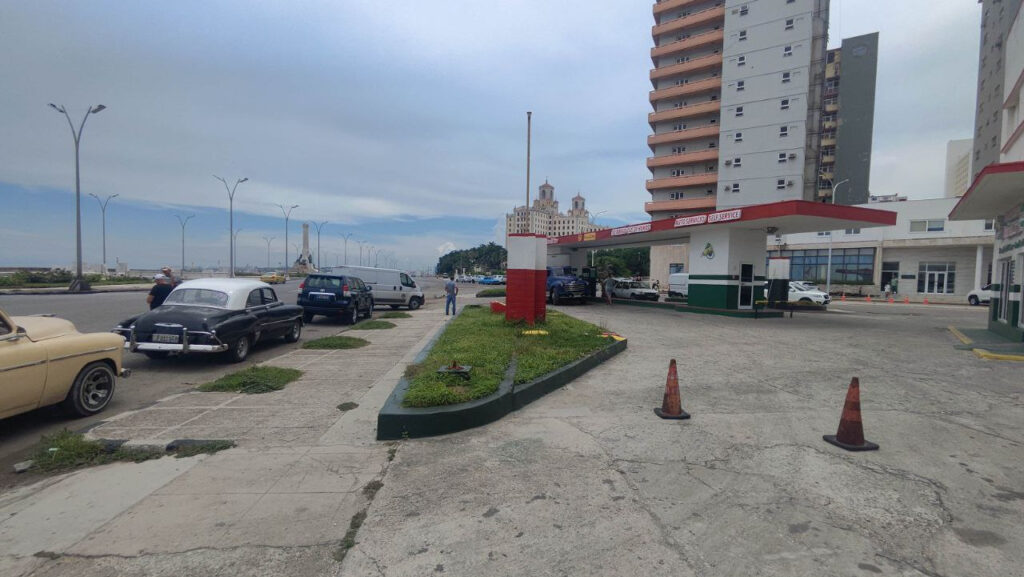 the-fuel-crisis-in-cuba-gets-worse-and-the-lines-lengthen-at-the-hard-currency-gas-stations