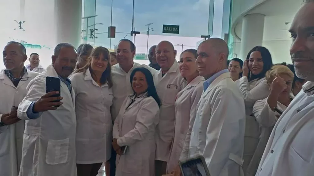 mexico-receives-cuban-minister-of-health-and-a-new-group-of-200-doctors-from-the-island